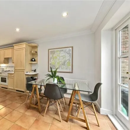 Image 4 - 7 Lancaster Mews, London, TW10 6RG, United Kingdom - House for sale