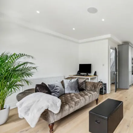 Image 2 - 9 Purves Road, London, NW10 5SU, United Kingdom - Apartment for sale