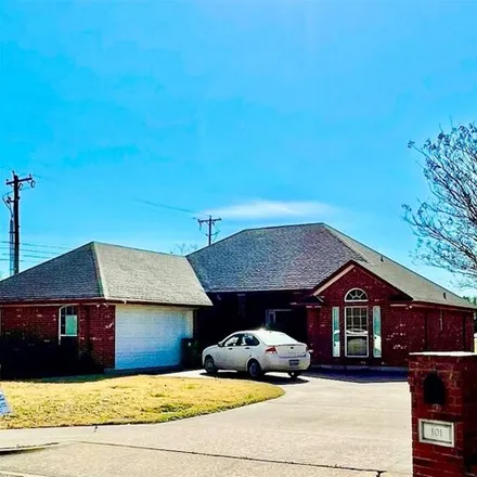 Rent this 3 bed house on 894 Farley Street in Waxahachie, TX 75165