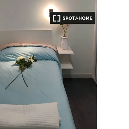 Rent this 4 bed room on Rotonda UDS in Avenida de Portugal, 37005 Salamanca