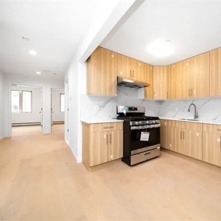 Image 5 - 39-63 57th Street, New York, NY 11377, USA - House for sale