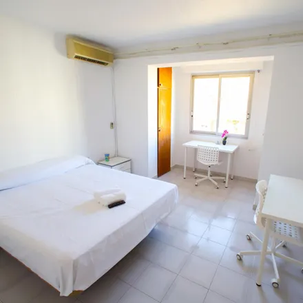 Rent this 3 bed room on Clínica Veterinaria Nido in Carrer de Llorenç Palmireno, 4