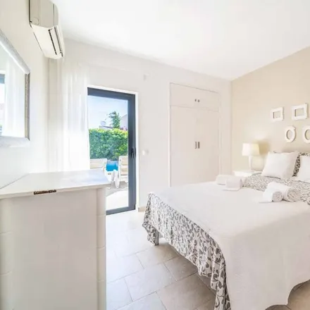 Rent this 5 bed house on 8200-110 Distrito de Évora