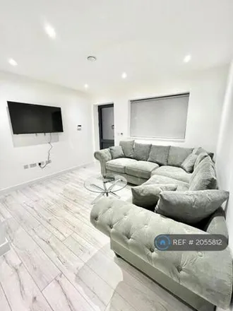 Image 2 - Queens Walk, London, NW9 8ES, United Kingdom - Apartment for rent