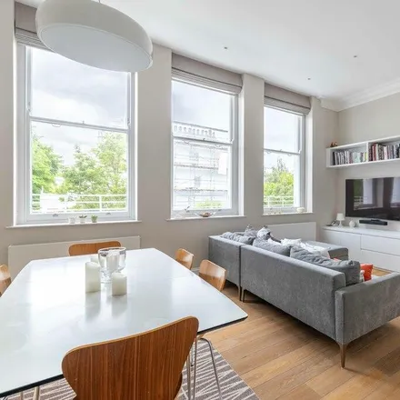Rent this 3 bed apartment on 59 Chepstow Place in London, W2 4TT