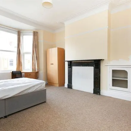 Rent this 3 bed apartment on Simonside Terrace in Newcastle upon Tyne, NE6 5LA