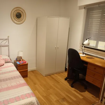 Rent this 3 bed room on Itra Servicio Técnico Oficial Smart in Calle de Pradillo, 10