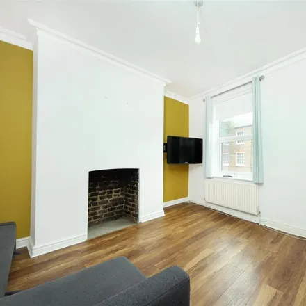 Image 4 - Courtyard Apartments, 70b Hampton Road, London, TW11 0JF, United Kingdom - Apartment for rent