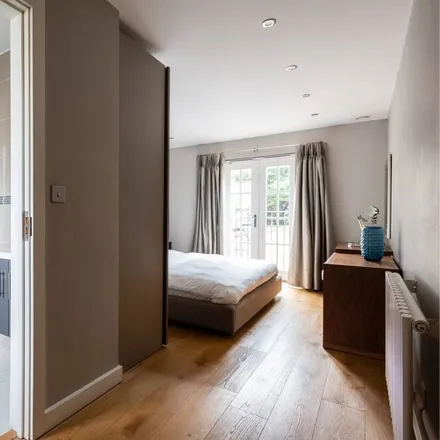 Rent this 5 bed townhouse on London