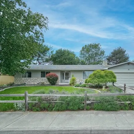 Buy this 3 bed house on 1607 West 15th Avenue in Kennewick, WA 99337