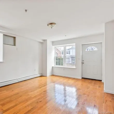 Image 3 - 557 Logan Avenue, New York, NY 10465, USA - Townhouse for sale
