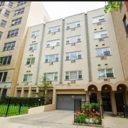 Rent this studio house on 619 West Stratford Place in Chicago, IL 60657
