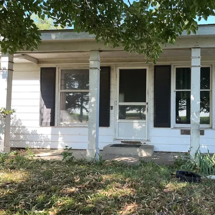 Buy this 2 bed house on 198 West Street in Weldon, DeWitt County
