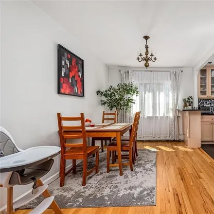 Image 3 - 71-04 73rd Street, New York, NY 11385, USA - House for sale