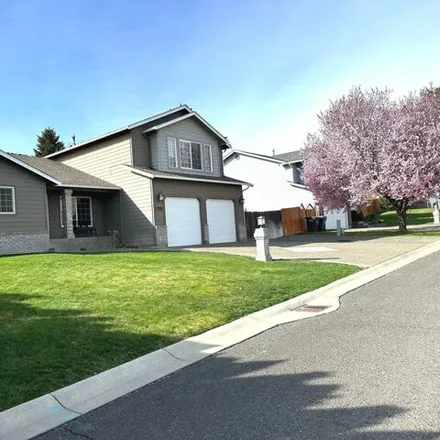 Buy this 3 bed house on 1690 West Orchard Avenue in Selah, WA 98942