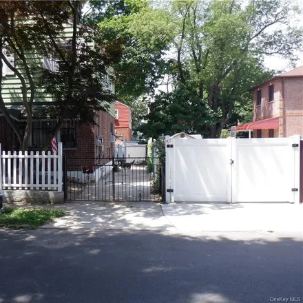 Image 2 - 4211 Wilder Avenue, New York, NY 10466, USA - House for sale