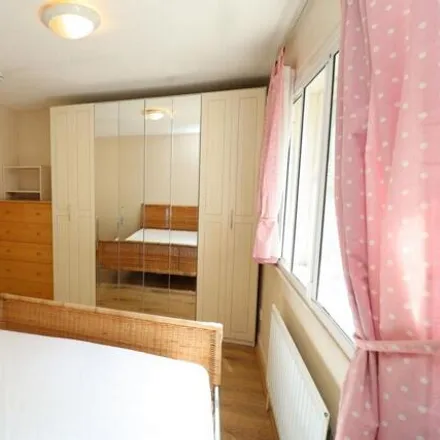 Image 3 - Dingle Gardens, Canary Wharf, London, E14 0DN, United Kingdom - House for rent