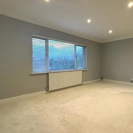 Rent this 2 bed apartment on The Broadway Shopping Parade in Sandhurst, GU47 9BT