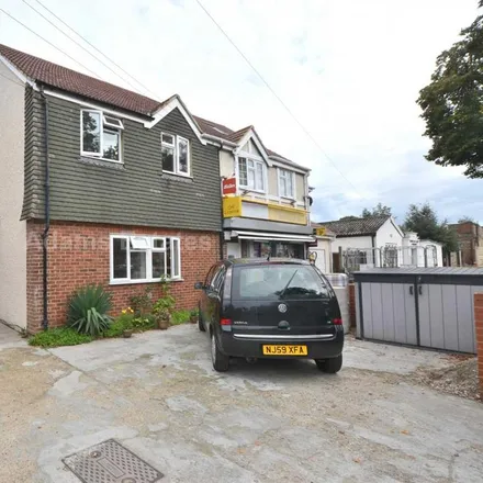Rent this 7 bed townhouse on 117 in 119 Northcourt Avenue, Reading