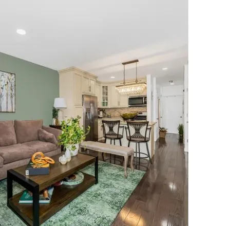 Image 3 - 904 Bryant Avenue, New York, NY 10474, USA - House for sale