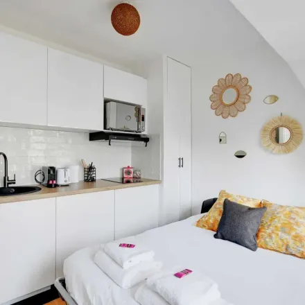 Image 5 - 2 Square Raynouard, 75016 Paris, France - Apartment for rent