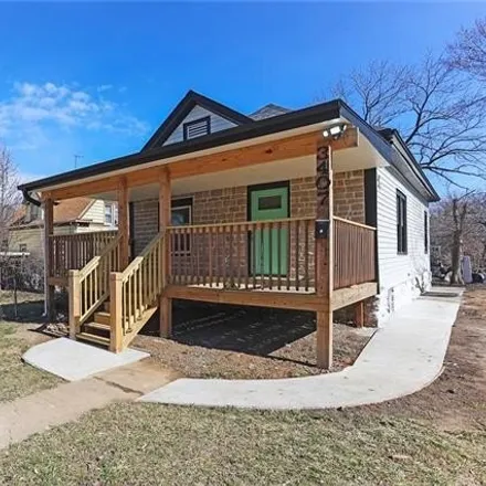 Image 3 - 3407 Brooklyn Avenue, Kansas City, MO 64109, USA - House for sale