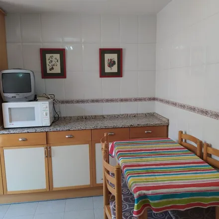 Rent this 3 bed apartment on Döner Kebab Romareda in Calle de Miguel Asín y Palacios, 11