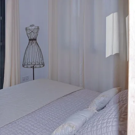 Rent this 2 bed house on Bédarrides in Avenue des Verdeaux, 84370 Bédarrides