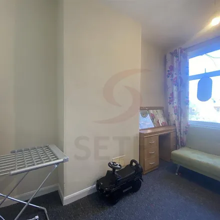 Rent this 2 bed apartment on Lorraine Road in Leicester, LE2 8ES