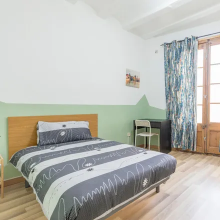 Rent this 4 bed room on Carrer de Valldonzella in 27, 08001 Barcelona