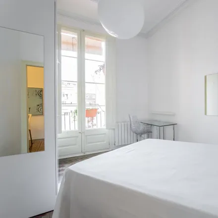 Rent this 4 bed room on Carrer del Consell de Cent in 422, 08007 Barcelona