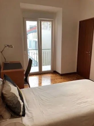 Rent this 5 bed room on Rua Francisco Sanches