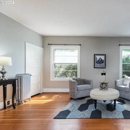 Image 7 - 4007 SE Long St, Portland, Oregon, 97202 - House for sale