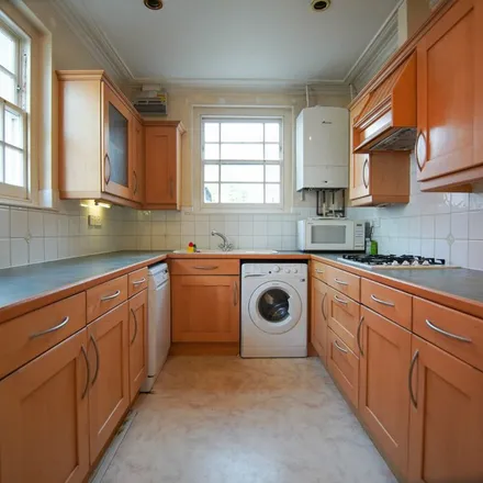 Rent this 3 bed apartment on Ambra Vale South in Bristol, BS8 4RN