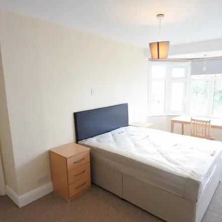 Rent this 1 bed duplex on Southfields in London, NW4 4ND
