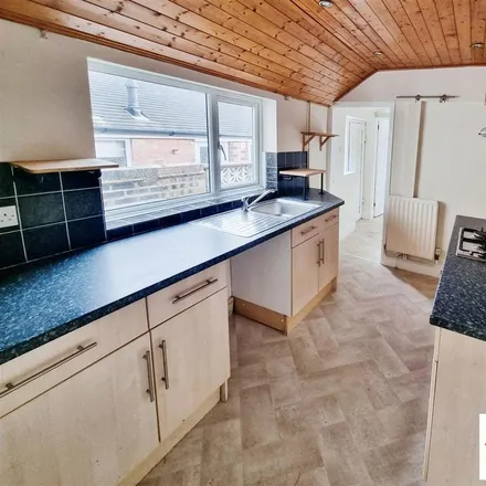 Image 3 - Heaton Terrace, Newcastle-under-Lyme, ST5 8PH, United Kingdom - Townhouse for rent