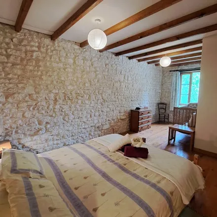 Rent this 3 bed townhouse on 17400 Saint-Pierre-de-Juillers