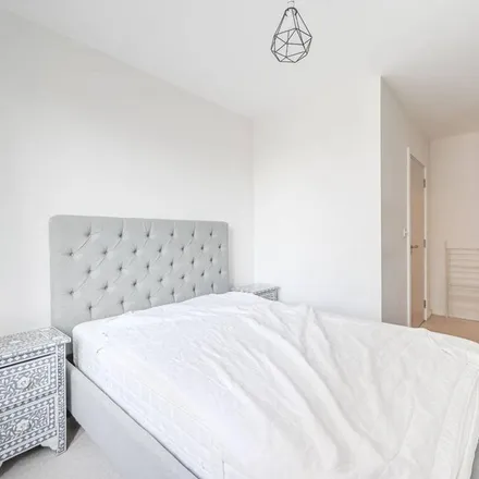 Image 5 - Pioneer Court, Newham Way, London, E16 1UF, United Kingdom - Apartment for rent