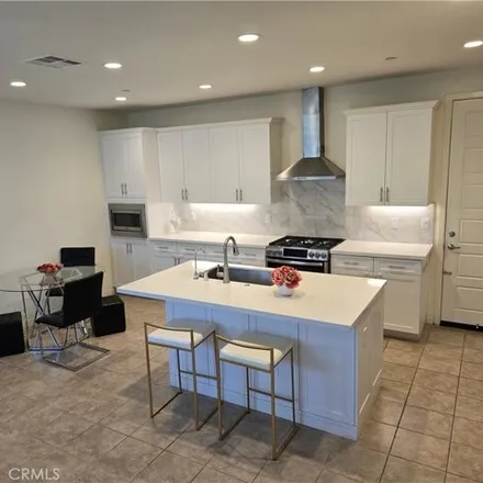 Image 4 - 19527 Cardin Place, Los Angeles, CA 91324, USA - Townhouse for rent