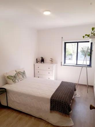 Rent this 3 bed room on Urbanização Chesol in Rua Pedro Álvares Cabral, 2785-366 São Domingos de Rana