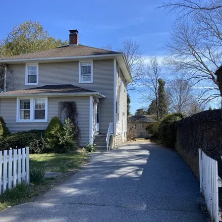 Buy this 4 bed house on Mitchell College in 437 Pequot Avenue, New London