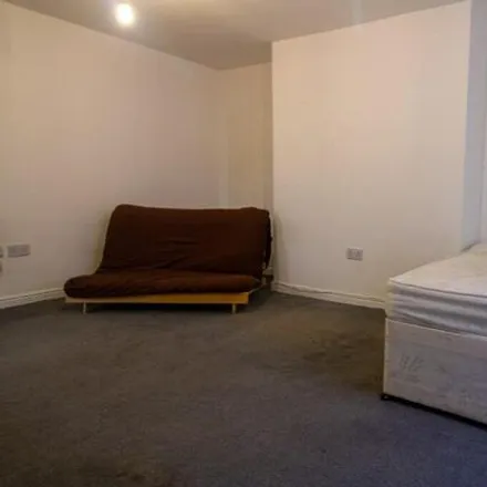 Image 4 - Back Edinburgh Road, Leeds, LS12 3RF, United Kingdom - Apartment for rent