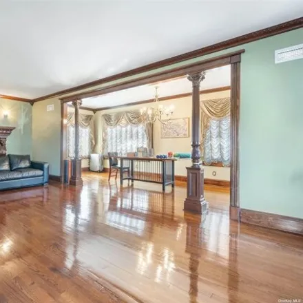 Image 5 - 33-29 158th Street, New York, NY 11358, USA - House for sale