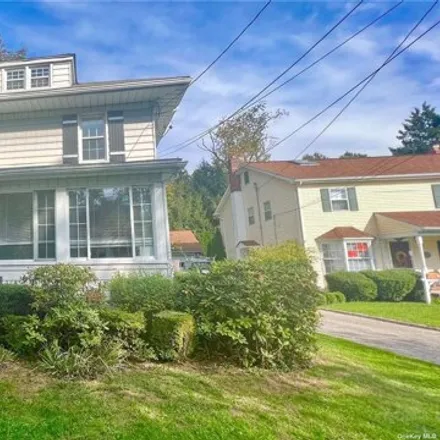 Rent this 3 bed house on 26 Midway Avenue in Locust Valley, Oyster Bay