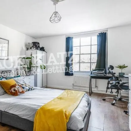 Rent this 3 bed apartment on East Street Market in Date Street, London