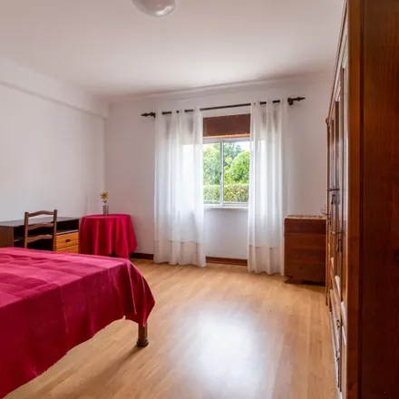 Rent this 3 bed room on Rua Vasco da Gama a São João da Caparica in 2825-456 Almada, Portugal