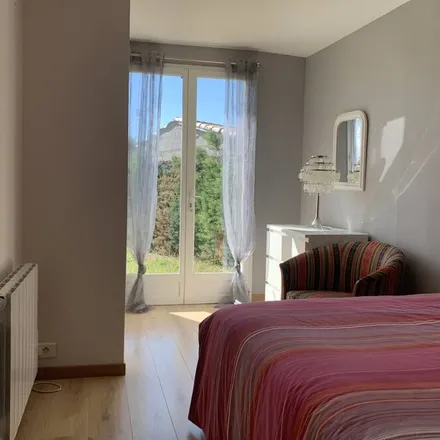 Rent this 5 bed house on 84240 La Tour-d'Aigues