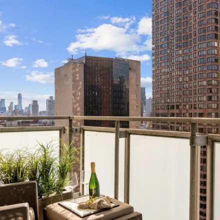 Image 7 - The Churchill, 300 East 40th Street, New York, NY 10016, USA - House for sale