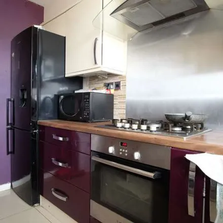 Rent this 3 bed apartment on 1-5 Amiel Street in London, E1 4AU