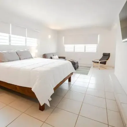 Rent this 4 bed house on Guaynabo
